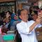 Presiden Joko Widodo berswafoto dengan warga saat mengunjungi Pasar Mungkid, Magelang Jawa Tengah, Senin (29/1/2024). (Anis Efizudin)