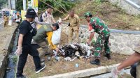 Forkompimcam Cisolok Bersih-Bersih Sampah di Pantai