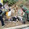 SAMPAH : Masyarakat saat memungut sampah di jalan dan pantai Karanghawu Cisolok.(foto : ist)
