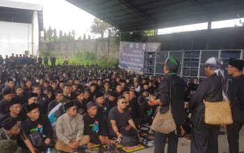 BERDOA : Ribuan guru dan tenaga kependidikan honorer di Kabupaten Sukabumi, saat doa bersama di PT Patriot Intan Abadi Unit Selakopi. Kecamatan Cicantayan, Kabupaten Sukabumi pada Senin (15/01).(FOTO : DENDI/RADAR SUKABUMI)