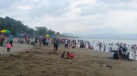 RAMAI : Sejumlah Wisatawan saat padati objek wisata pantai Palabuhanratu