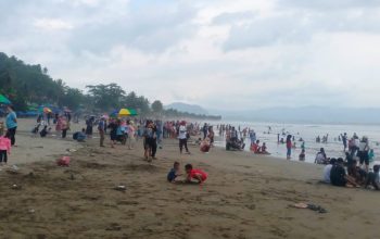 RAMAI : Sejumlah Wisatawan saat padati objek wisata pantai Palabuhanratu