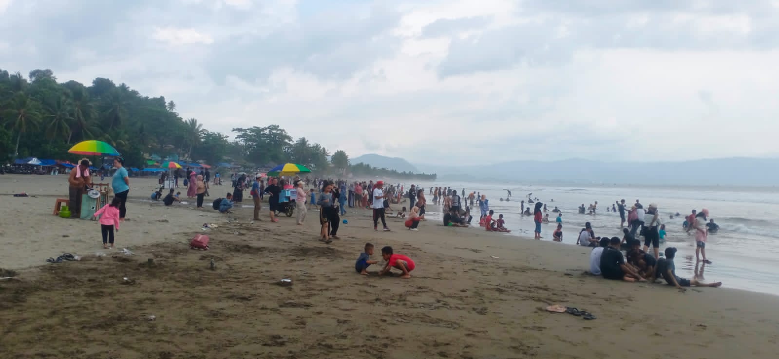 RAMAI : Sejumlah Wisatawan saat padati objek wisata pantai Palabuhanratu
