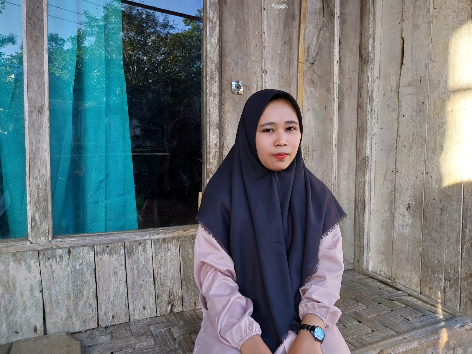 Seorang janda muda Esa (24 ) warga Kampung Ciasih RT (025 /005 ) Desa Ciwalat Kecamatan Pabuaran Kabupaten Sukabumi, diduga dipungli oleh Kepala KUA Kecamatan Cidadap, berinisial HM.