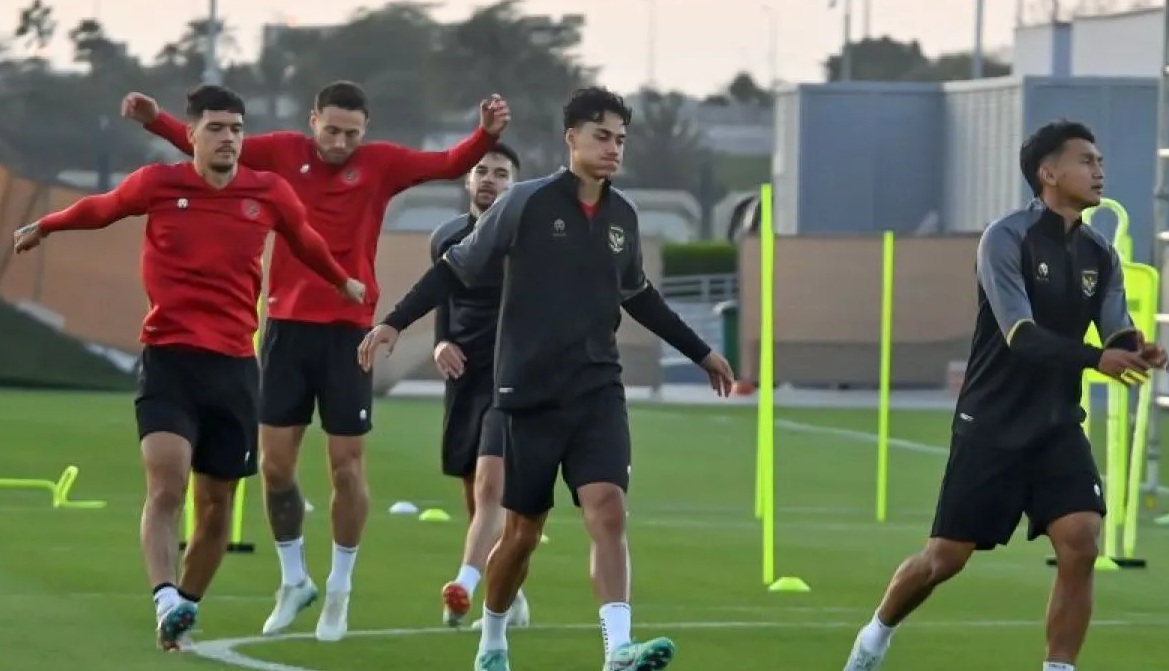 Sejumlah pesepak bola timnas Indonesia melakukan latihan di Lapangan Al Egla 2, Usail, Qatar, Rabu (17/1/2024). (Yusran Uccang)