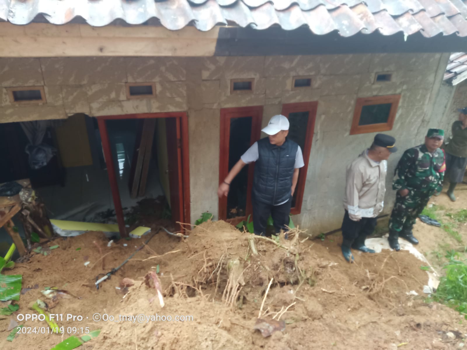 Bencana longsor menerjang satu rumah di Kecamatan Purabaya Sukabumi, Kamis (19/01/2024). Tidak ada korban juwa dalam bencana tersebut, hanya saja sejumlah rumah terancam.