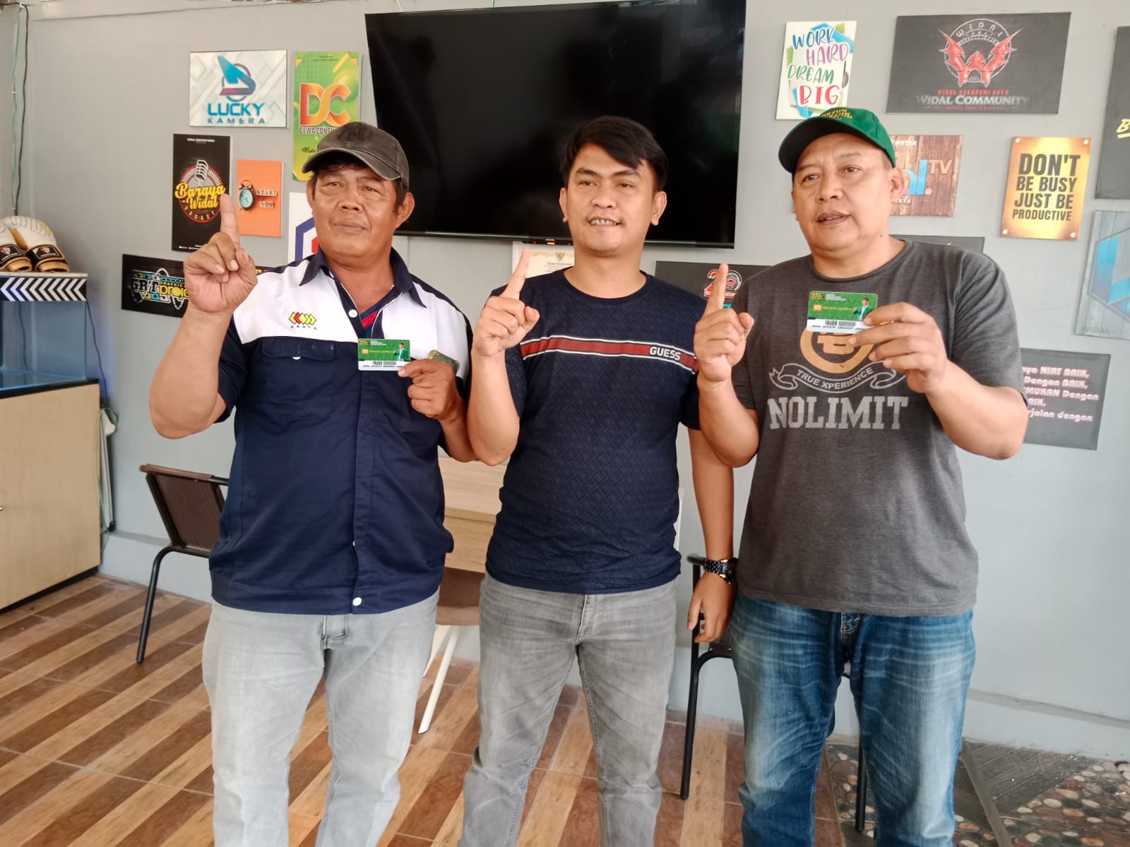 Calon anggota legislatif (Caleg) dari PPP untuk Dapil 3 Kota Sukabumi, Fajar Kontara bersama konstituennya memperlihatkan kartu mudah.