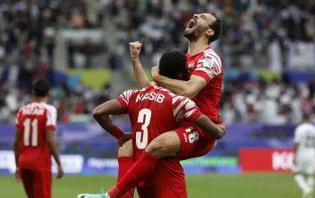 Para pemain Yordania merayakan gol kedua timnya pada pertandingan sepak bola Piala Asia AFC Qatar 2023 antara Irak dan Yordania di Stadion Internasional Khalifa di Doha pada Senin (29/1/2024). (Karim Jaafar)
