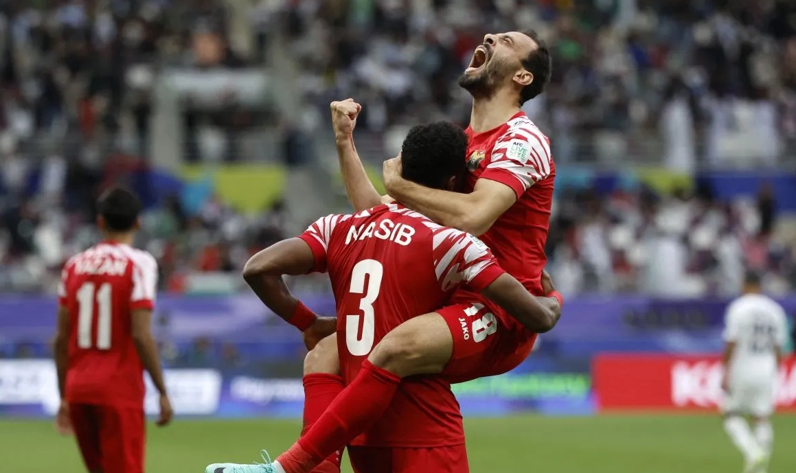 Para pemain Yordania merayakan gol kedua timnya pada pertandingan sepak bola Piala Asia AFC Qatar 2023 antara Irak dan Yordania di Stadion Internasional Khalifa di Doha pada Senin (29/1/2024). (Karim Jaafar)