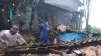 warga Kampung Cibitung RT (06/02) Desa Cihaur Kecamatan Simpenan nyaris tertimbum bangunan rumah yang ambruk, Jumat (19/01/2024).