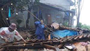 Brakk, Warga Simpenan Sukabumi Nyaris Tertimbun Rumah yang Ambruk
