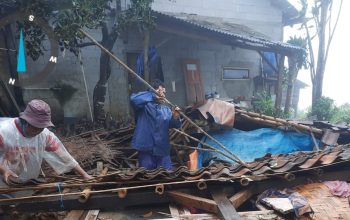 warga Kampung Cibitung RT (06/02) Desa Cihaur Kecamatan Simpenan nyaris tertimbum bangunan rumah yang ambruk, Jumat (19/01/2024).