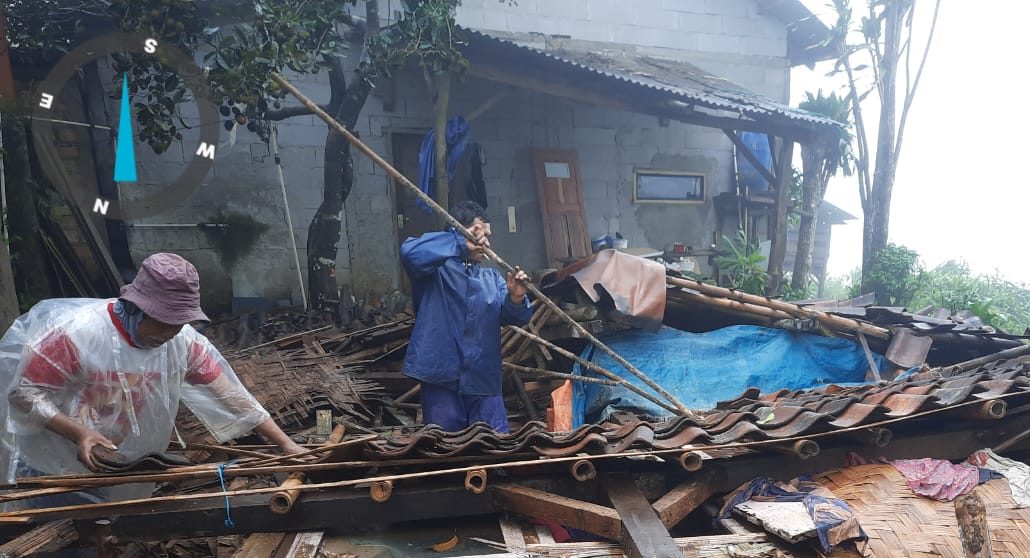 warga Kampung Cibitung RT (06/02) Desa Cihaur Kecamatan Simpenan nyaris tertimbum bangunan rumah yang ambruk, Jumat (19/01/2024).