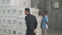 Ketua KPU Kabupaten Sukabumi Kasmin Belle langsung mengecek kesiapan logistik di Gudang KPU yang berada di Sukaraja.
