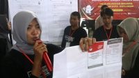 Petugas menghitung surat suara saat simulasi Pemilu 2024 di Kota Kediri, Jawa Timur, Selasa (30/1/2024). (Prasetia Fauzani)