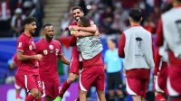 Selebrasi para pemain Qatar setelah memastikan diri lolos ke perempat final Piala Asia 2023 usai mengalahkan Palestina 2-1 di Al Bayt Stadium pada Senin (29/1/2024). (AFC)