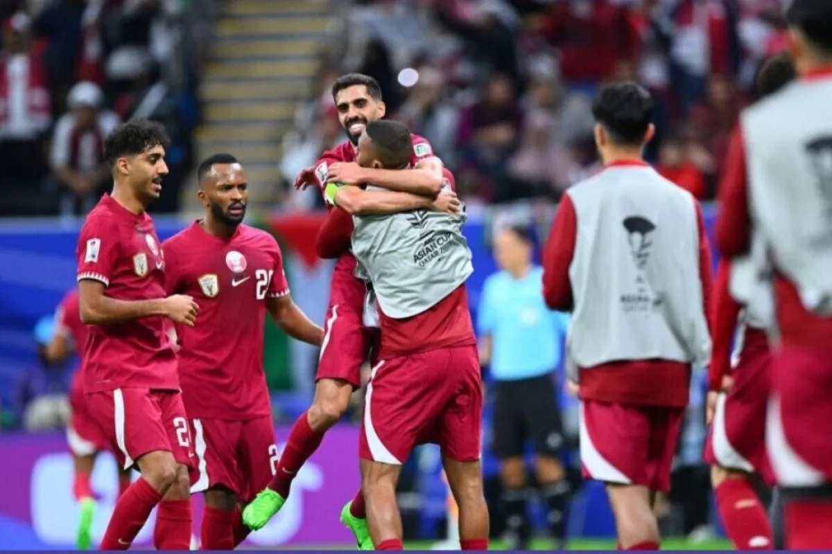 Selebrasi para pemain Qatar setelah memastikan diri lolos ke perempat final Piala Asia 2023 usai mengalahkan Palestina 2-1 di Al Bayt Stadium pada Senin (29/1/2024). (AFC)