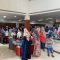 DISEBU WARGA: Sejumlah warga saat berbelanja di Toserba Tiara di Jalan Ahmad Yani, Kecamatan Cikole, Senin (15/1).(FT: BAMBANG/RADARSUKABUMI)