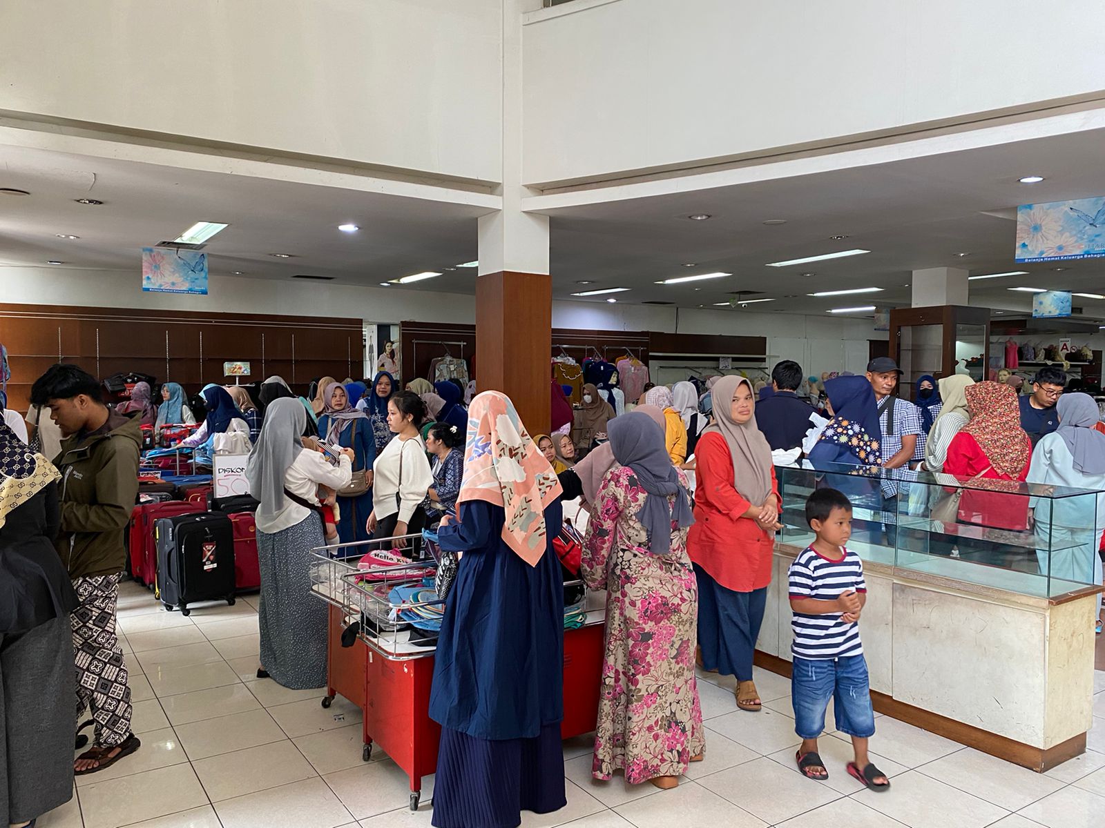 DISEBU WARGA: Sejumlah warga saat berbelanja di Toserba Tiara di Jalan Ahmad Yani, Kecamatan Cikole, Senin (15/1).(FT: BAMBANG/RADARSUKABUMI)