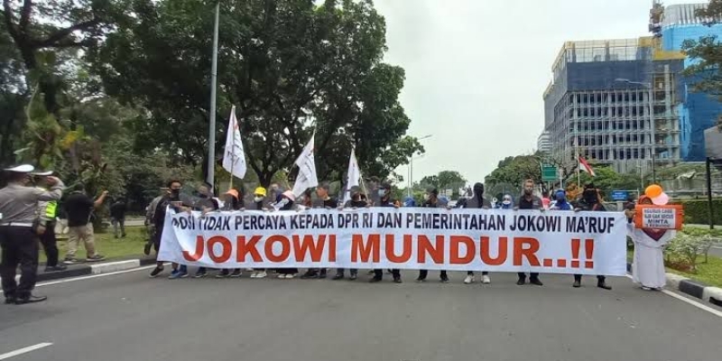 Sejumlah massa berdemonstrasi menuntut Presiden Joko Widodo mengundurkan diri/Net