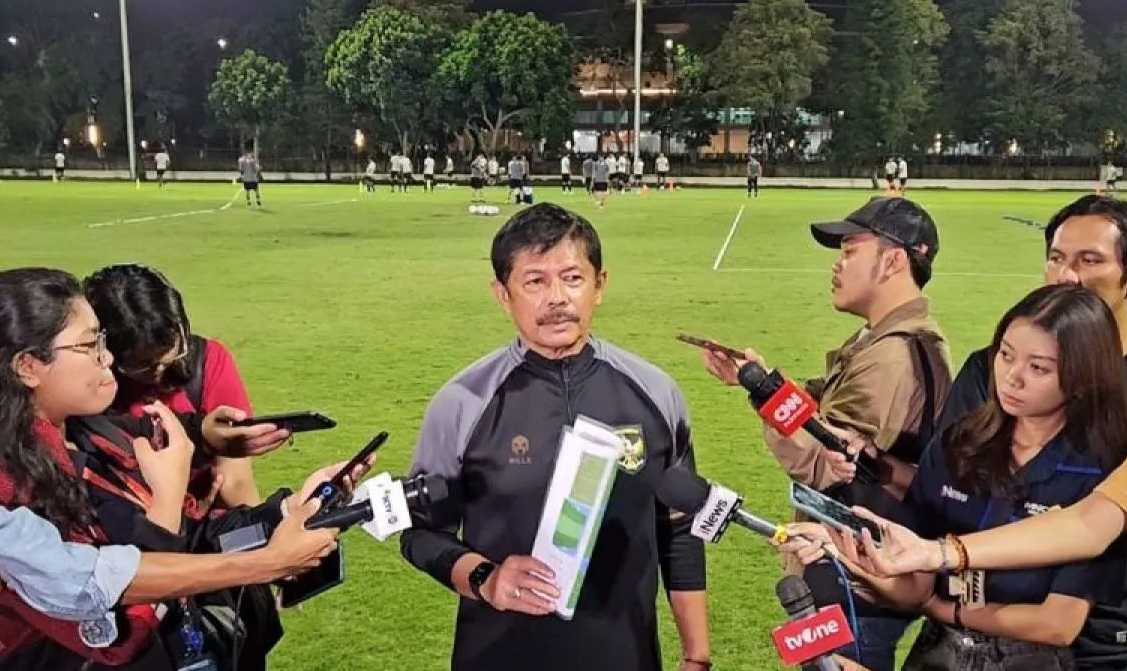 Pelatih tim nasional Indonesia U-20 Indra Sjafri menjawab pertanyaan para pewarta sebelum memimpin latihan tim di Lapangan Latihan A, Komplek Gelora Bung Karno, Jakarta, Senin (29/1/2024). (Rauf Adipati)