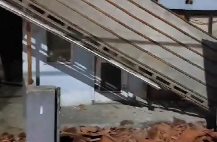 Kondisi salah satu rumah yang mengalami kerusakan pascagempa berkekuatan 4,8 magnitudo yang mengguncang wilayah Kabupaten Sumedang, Jawa Barat, Minggu (31/12/2033). (BPBD Sumedang)