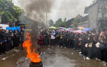 DIDEMO : Ribuan guru dan tenaga kependidikan saat melakukan demo di gerbang BKPSDM Kabupaten Sukabumi, tepatnya di ruas Jalan Raya Kadupugur, Kilometer 10,4, Kecamatan Cicantayan, Kabupaten Sukabumi pada Rabu (31/01).(FOTO : DENDI/RADAR SUKABUMI)