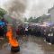 DIDEMO : Ribuan guru dan tenaga kependidikan saat melakukan demo di gerbang BKPSDM Kabupaten Sukabumi, tepatnya di ruas Jalan Raya Kadupugur, Kilometer 10,4, Kecamatan Cicantayan, Kabupaten Sukabumi pada Rabu (31/01).(FOTO : DENDI/RADAR SUKABUMI)