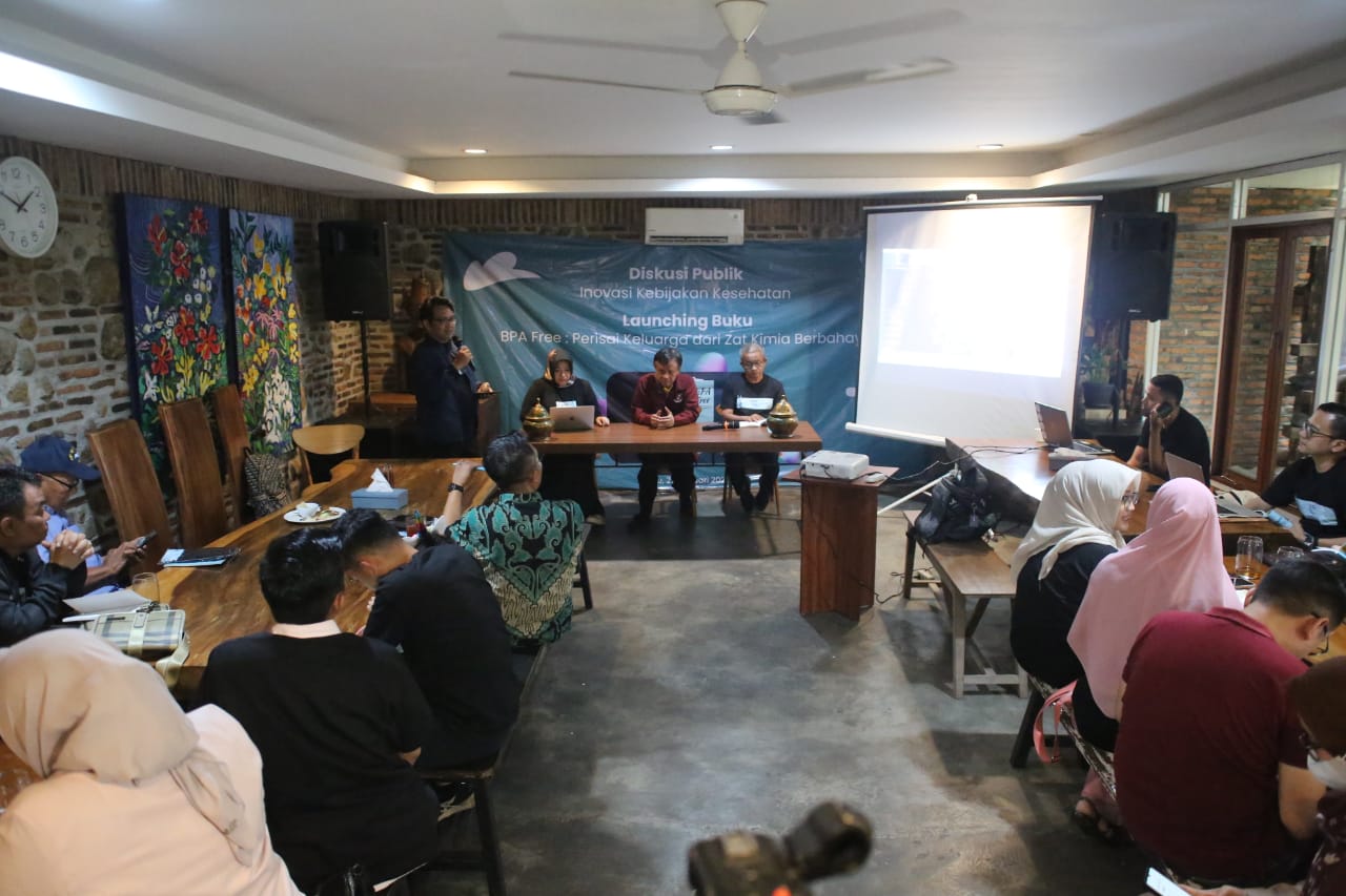 Kemasan pangan bebas zat kimia berbahaya Bisfenol A (BPA) di Indonesia sepertinya masih jauh dari harapan. Menurut sejumlah ahli kesehatan yang menyusun sebuah buku panduan mengenali BPA