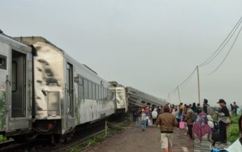 Kecelakaan terjadi antara Kereta Api (KA) Turangga dengan KA Lokal Bandung di Cicalengka Kabupatwn Bandung