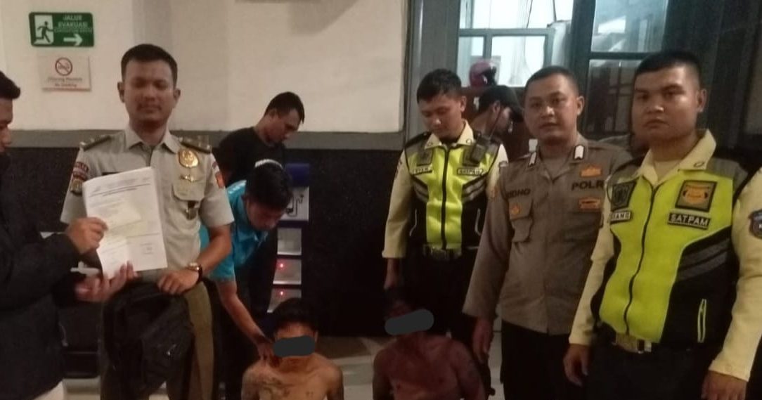 Dua orang  berinisial CC (41) dan AS (32) terlibat kasus pencurian bantalan rel kereta KA Pangrango di Stasiun Sukabumi, Kamis Malam. (foto : ist)