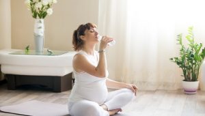 Simak Manfaat Minum Air Hangat untuk Ibu Hamil