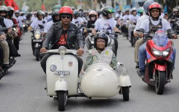 Calon wakil presiden (cawapres) nomor urut tiga, Mahfud MD melakukan konvoi bersama ribuan pendukung di Kota Pekanbaru, Provinsi Riau, dalam rangkaian kampanye pada Senin (29/1). (TPN Ganjar-Mahfud)