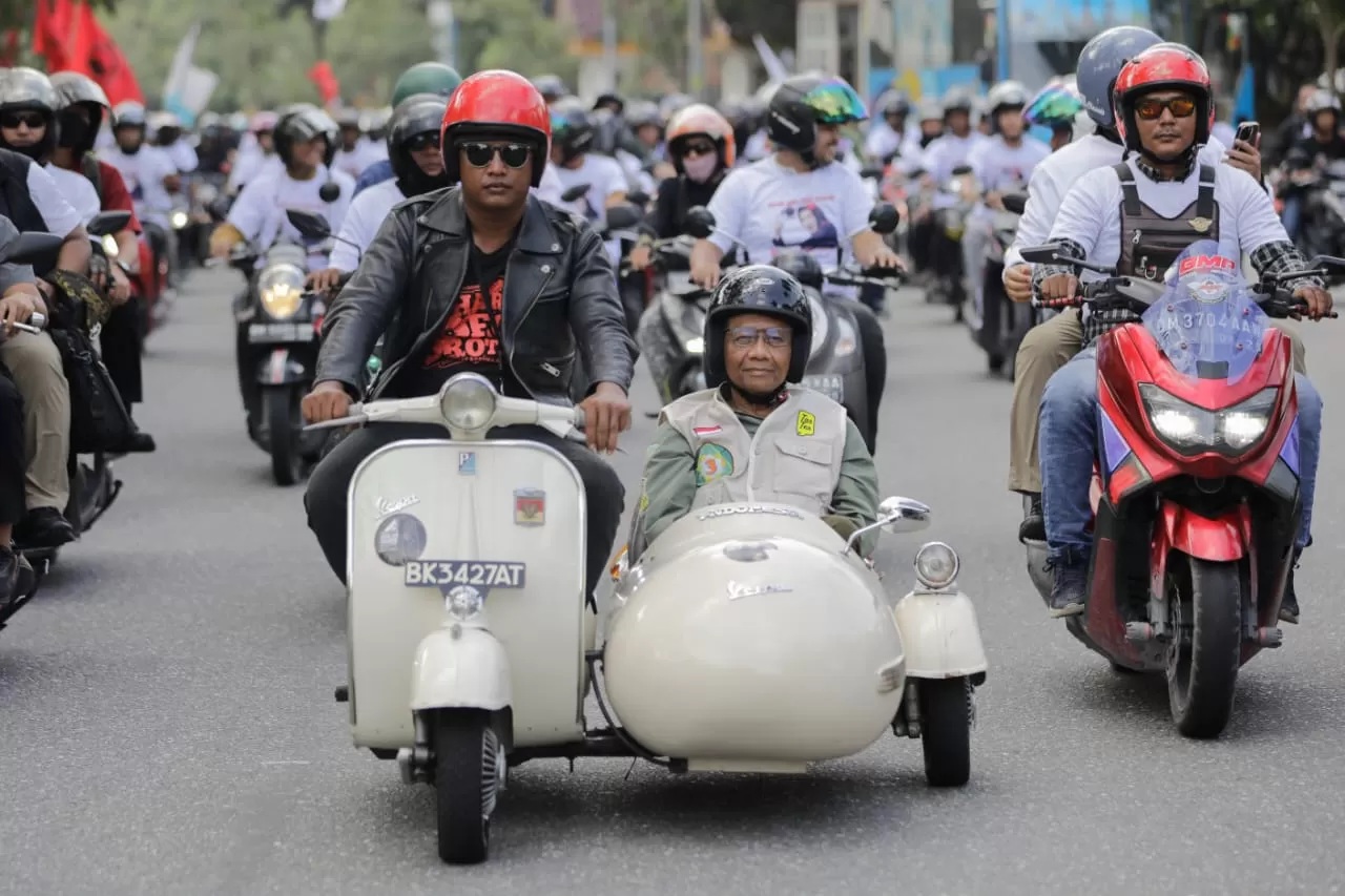 Calon wakil presiden (cawapres) nomor urut tiga, Mahfud MD melakukan konvoi bersama ribuan pendukung di Kota Pekanbaru, Provinsi Riau, dalam rangkaian kampanye pada Senin (29/1). (TPN Ganjar-Mahfud)