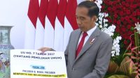 Presiden Republik Indonesia, Joko Widodo saat menunjukkan UU Pemilu berkaitan soal kampanye/Repro