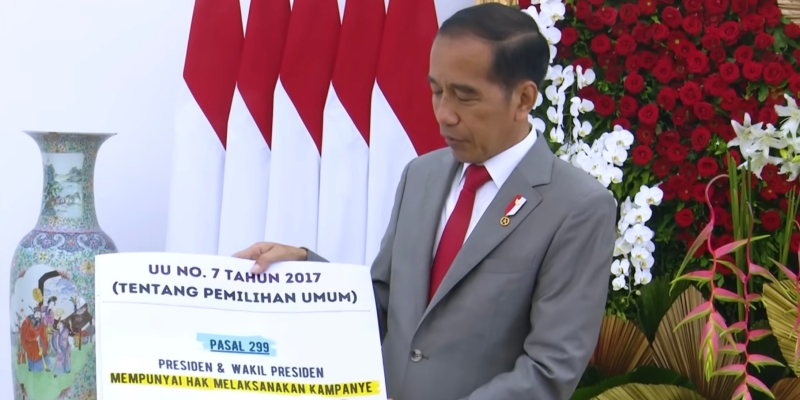 Presiden Republik Indonesia, Joko Widodo saat menunjukkan UU Pemilu berkaitan soal kampanye/Repro