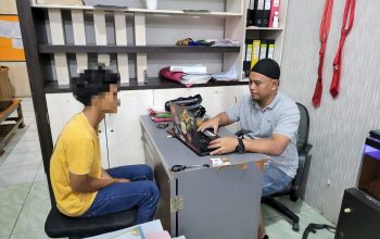 DIINTEROGASI : Seorang pemuda berinisial MR (18) saat diperiksa kepolisian. (foto :ist)