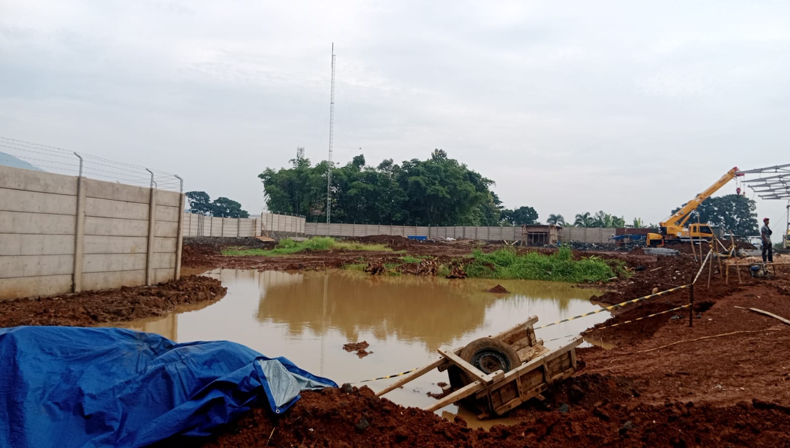 DIPROTES : Kondisi bangunan gudang PT Wings Food yang diprotes warga Kampung Babakan Kaum, RT 03/01, Kelurahan Cicurug, Kecamatan Cicurug, Kabupaten Sukabumi.(foto : ist)