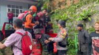 Polres Bogor evakuasi warga yang tersesat di Gunung Pangrango, Kabupaten, Jawa Barat. Senin (29/1/2024). Para peziarah tersebut tersesat sejak Minggu (28/1). Foto : Polres Bogor