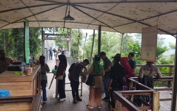 BERLIBUR : Sejumlah wisatawan saat hendak memasuki jembatan gantung Situ Gunung di Kecamatan Kadudampit, Kabupaten Sukabumi pada Senin (01/01).(FOTO : DENDI/RADAR SUKABUMI)
