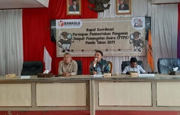 Koordinator Divisi SDMOD Fahmi Setia Dwi Nugraha saat menggelar rapat koodinasi persiapan pembentukan pengawas tempat pemungutan suara (PTPS) Pemilu tahun 2024