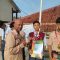 BANGGA: Wakil Kepala Bidang Kesiswaan SMKN 2 Kota Sukabumi, Slamet Widodo memberikan ucapan selamat kepada salah satu siswa yang meraih juara pada ajang Silat Unlip Championship 2024 usai melaksanakan upacara bendera.