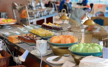 LEZAT: Di momen Nataru, tamu Hotel Horison Sukabumi bisa mencicipi menu kita all you can eat atau makan sepuasnya dan di temani dengan area kusus untuk karaoke sambil menyantap makan malam.(dok/radarsukabumi)