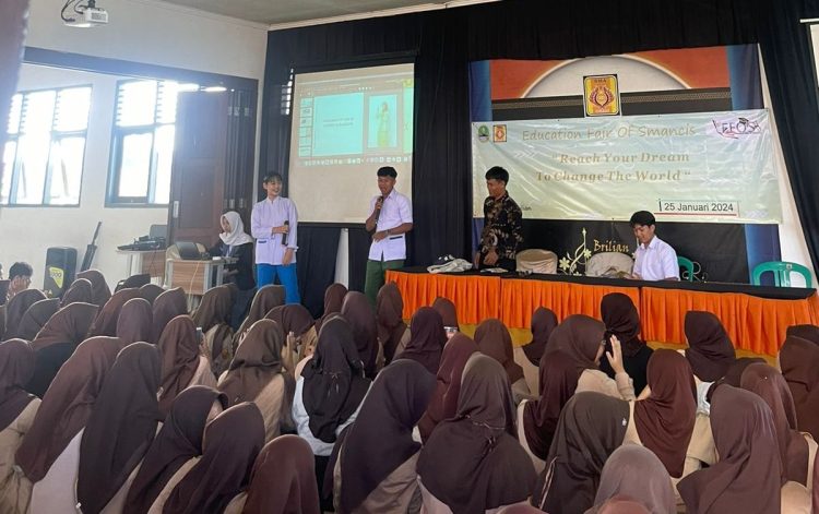 JEMPUT BOLA: STIKes Sukabumi saat melakukan kunjungan ke sekolah-sekolah dalam rangka kegiatan edufair dan expo. (dok/radarsukabumi )