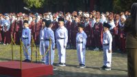 PENGALAMAN PERTAMA: Murid kelas 1 secara bergiliran mendapat kesempatan menjadi petugas upacara bendera di SDN Suryakencana CBM Sukabumi. (dok/radarsukabumi)