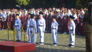 Gemes, Siswa Kelas 1 SDN Suryakencana CBM Jadi Petugas Upacara Bendera