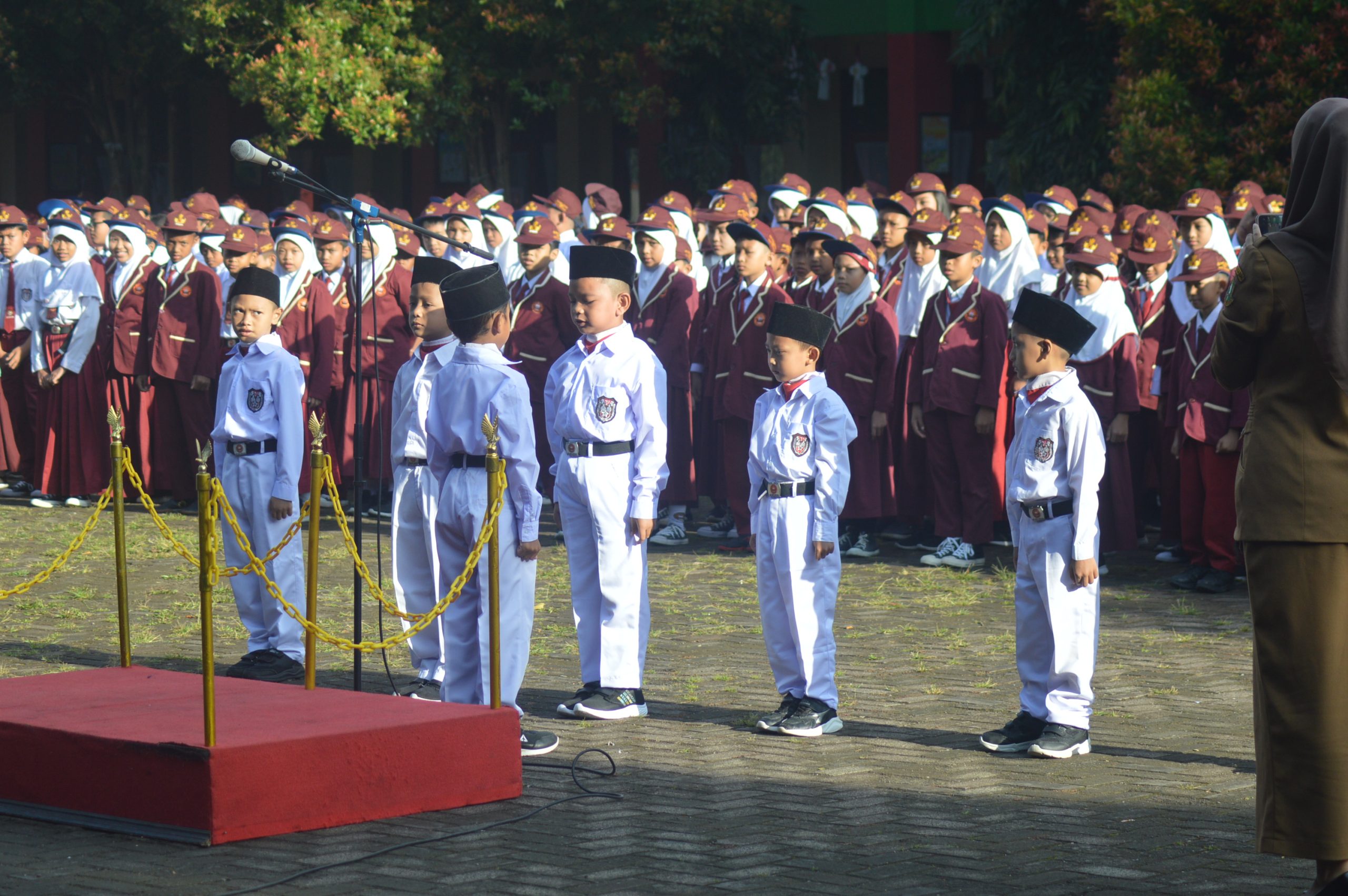 PENGALAMAN PERTAMA: Murid kelas 1 secara bergiliran mendapat kesempatan menjadi petugas upacara bendera di SDN Suryakencana CBM Sukabumi. (dok/radarsukabumi)