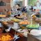 LEZAT: Di momen Nataru, tamu Hotel Horison Sukabumi bisa mencicipi menu kita all you can eat atau makan sepuasnya dan di temani dengan area kusus untuk karaoke sambil menyantap makan malam.(dok/radarsukabumi)