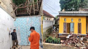 Atap Warga Cimanggu Sukabumi Lapuk Dimakan Usia, Diterjang Hujan Deras dan Angin Kencang Langsung Ambruk