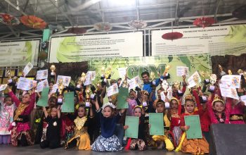 BANGGA: Peserta dan para juara lomba Pasanggiri Jaipong Kategori A pada lomba Pasanggiri Jaipong yang dilaksanakan oleh SMPN 5 Kota Sukabumi, Senin (22/1/2024).(dok/radarsukabumi)